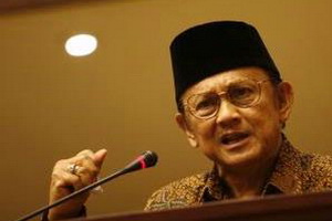 Habibie imbau pemerintah...