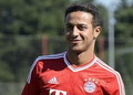 Thiago segera naik meja...