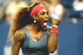 Serena Williams melangkah...