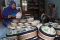 Tunggu rupiah stabil,...