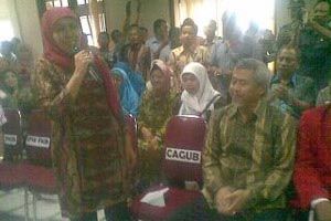 Ibu Khofifah kejar Pakde...