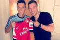 Oezil pamer pegang jersey...