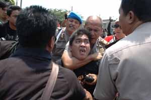 Demo ricuh, warga &...