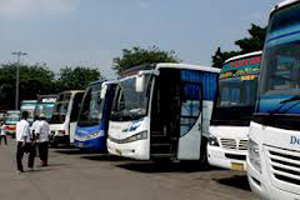 Ratusan bus buruh padati...
