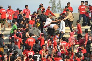 Rusuh Manahan klimaks...