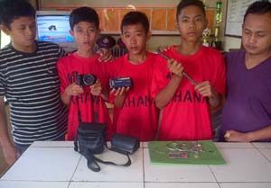 Tiga remaja spesialis...