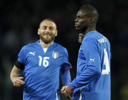 Balotelli loloskan Italia...