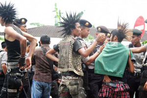 Puluhan anak punk berulah...