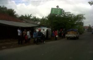 Mobil tabrak rumah makan,...