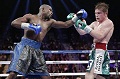 Tangan kiri Mayweather...