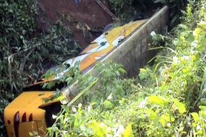 Bus terjun ke jurang...