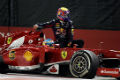 Numpang mobil Alonso,...