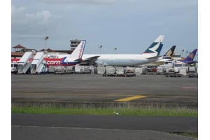 Desember, pintu M1 Bandara...