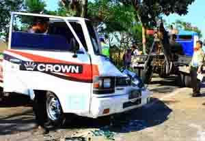 Pecah ban, minibus seruduk...