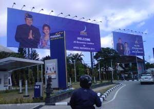 Berbusana adat Bali,...