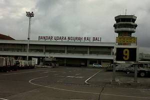 Empat hari, Bandara...