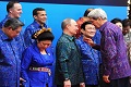 Petik gitar, SBY nyanyikan...