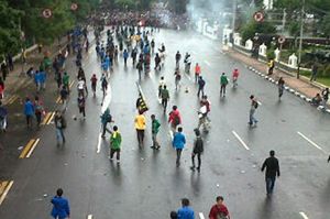 Puluhan jaksa bentrok...