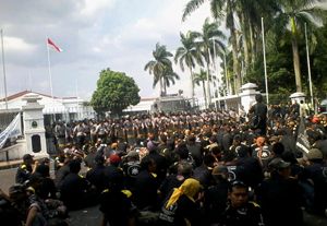 Di depan rumah Aher,...