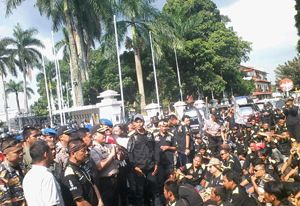 Bentrok di depan rumah...