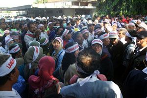 Ratusan karyawan Kertas...
