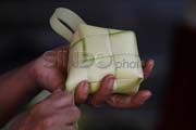 Pedagang kulit ketupat...