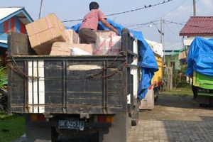 4 truk berisi pakaian...