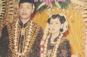 Bonceng putrinya, ibu...