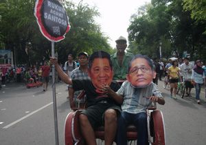 SBY & Anas muncul bergandengan...