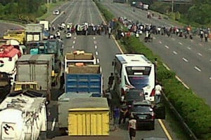 Buruh mogok, besok tol...