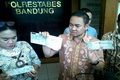Penjual mobil berdokumen...
