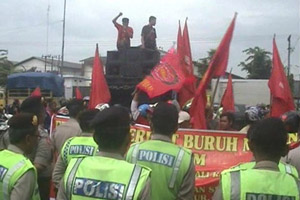 Buruh mogok, polisi...