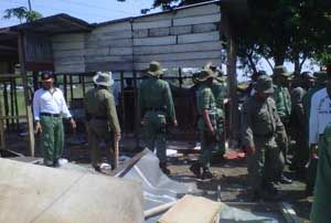 Satpol PP bongkar gubuk...