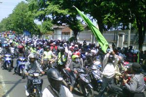 Tuntut upah layak buruh...