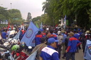 Buruh di Tangerang lakukan...