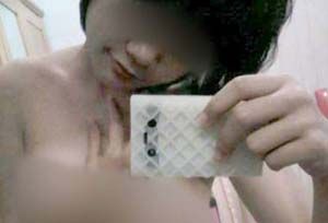 Pengamat: Foto bugil,...