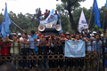 Diguyur hujan, buruh...