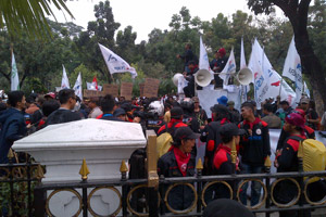Pertemuan buruh dengan...