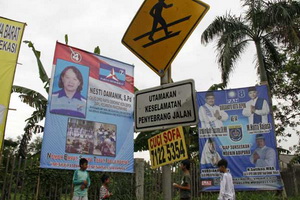 Maling HP santri, Caleg...