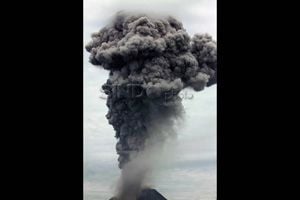 Gunung Sinabung mengancam,...