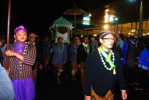Ribuan warga berebut...