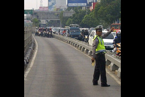 Serobot busway, puluhan...