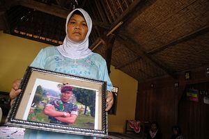 Keluarga tunggu kedatangan...
