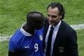 Prandelli dukung Balotelli...
