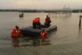 Perahu terbalik, 2 orang...