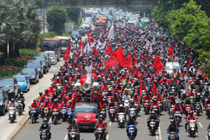 Ribuan buruh lumpuhkan...