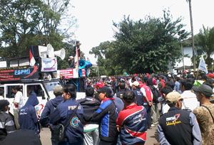 Naik Rp300 ribu, Buruh:...