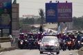 Massa buruh tutup jalur...