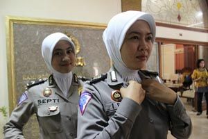 Mau berjilbab, polwan...