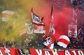Jatuh dari tribun, penggemar...